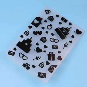 Detalle de carpeta de relieve con patrones de corazón, tarta y regalo para DIY