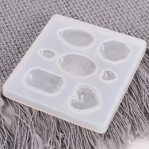 Vue détaillée d'un moule en silicone multi-formes pour pendentifs de bijoux DIY en résine