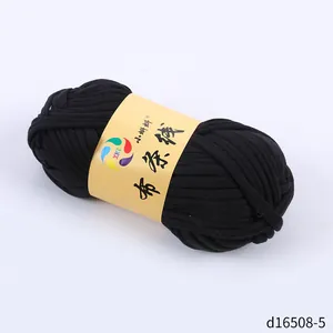 Detailansicht von schwarzem T-Shirt-Garn für DIY-Häkelhandtaschen-Strickprojekte