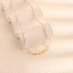 Primo piano dettagliato della collana di perle in pietra naturale con accenti dorati