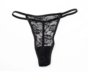 Detalle de tanga sexy de encaje floral negro con diseño hueco para mujer con estilo