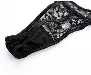 Primer plano detallado del encaje floral negro de este tanga de lencería sexy