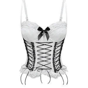 Corsetto gotico in pizzo bianco con nastri neri e ciondolo a croce d'argento su sfondo bianco.