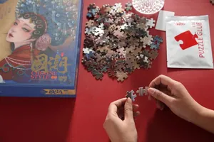 Detailaufnahme von 60 ml PVA-Puzzle-Kleberbeutel mit Puzzleteilen und Schaberkarte