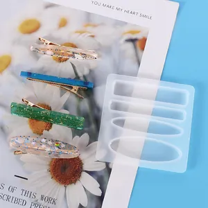 Gros plan d'un moule en silicone pour barrettes en résine DIY avec des exemples