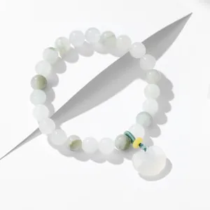Elegantes minimalistisches Perlenarmband mit herzförmigem Steinanhänger auf weißem Hintergrund