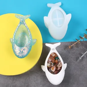 Vue détaillée du moule en silicone baleine avec modèles en résine et plâtre pour plateaux.