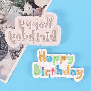 Detailweergave van de Happy Birthday siliconen mal met kleurrijke taartdecoratie