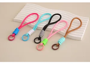 Vue détaillée des lanyards tressés colorés en rose, bleu, noir et marron chic