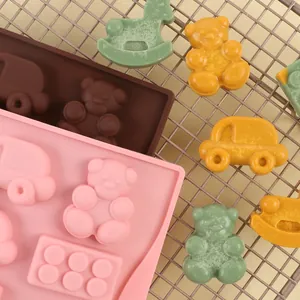 Primer plano detallado de moldes de silicona para chocolates con formas de animales