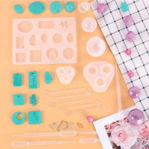 Vista dettagliata del kit per gioielli in resina fai-da-te con stampi in silicone.
