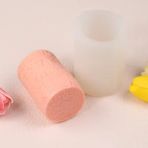 Detail van de siliconen mal en roze kaars met gegraveerde LOVE en hartpatronen