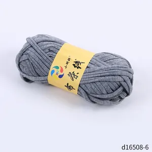Detaillierte Nahaufnahme von hochwertigem grauem Jersey-Stoffgarn für DIY-Häkelprojekte