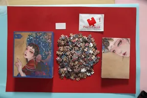 Detailansicht von 60ml transparentem PVA-Puzzle-Kleber mit weißem Schaber und Puzzleteilen