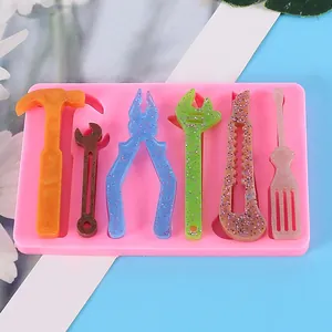 Vue détaillée d'un moule en silicone rose pour outils avec des pièces en résine pailletée.