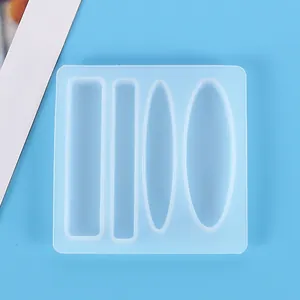Moule en silicone semi-transparent pour barrettes en résine aux formes géométriques.