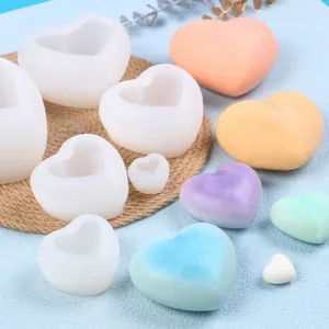 Moules en silicone en forme de cœur de tailles variées avec savons colorés