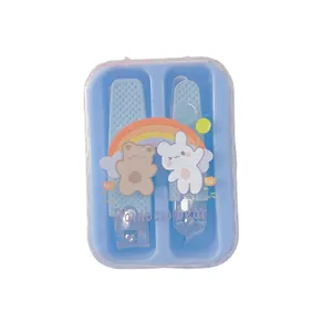 Lindo set de cortaúñas portátil en estuche azul con diseño de oso arcoíris.