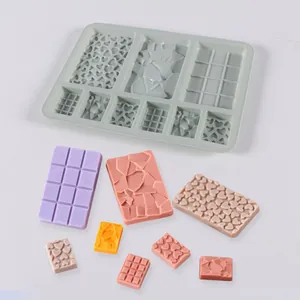 Vista dettagliata dello stampo in silicone grigio con cuori e motivi geometrici