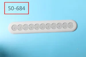 Vista dettagliata di uno stampo per fondente in silicone con motivo pizzo a onda ripetuto.