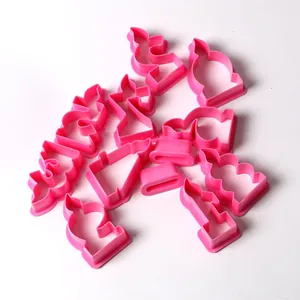 Set roze plastic koekjesvormpjes met geometrische en sierlijke randvormen voor bakken.
