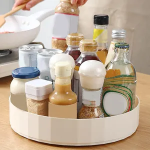 Détail du plateau de rangement de cuisine rotatif contenant divers pots à épices