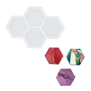 Vue détaillée du moule en silicone hexagonal pour résine avec des exemples de dessous-de-verre.
