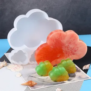 Detailansicht der wolkenförmigen Silikonform und bunter Harz-Bastelstücke.