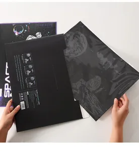 Detailansicht des Astronauten-DIY-Kratzbild-Sets mit schwarzer Pappe und Hülle
