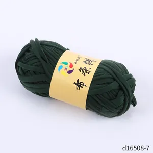 Dunkelgrünes T-Shirt-Garn zum Häkeln, weicher Stoffstreifen für DIY-Handtaschenprojekte.