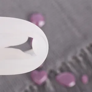Vue détaillée d'un moule en silicone blanc souple pour pendentifs en forme de cœur