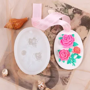 Detaillierte Ansicht der Rosen-Silikonform mit fertigem Gips-Aromatherapie-Anhänger