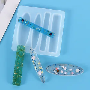 Vue détaillée d'un moule en silicone pour barrettes avec des pièces en résine pailletée