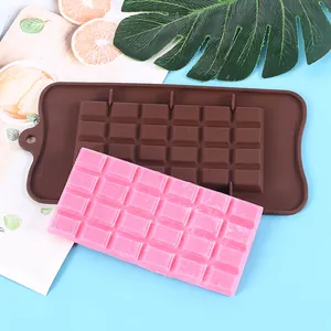 Vista dettagliata di uno stampo per cioccolato in silicone con griglia marrone