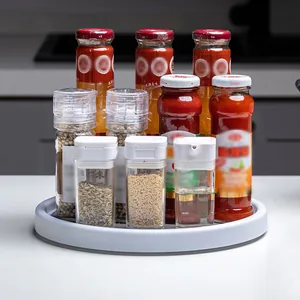 Vue détaillée d'un étagère à épices rotative blanche remplie de bouteilles de condiments.