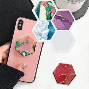 Vue détaillée du moule hexagonal en silicone pour résine avec accessoires artistiques