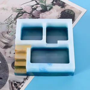 Vista dettagliata di uno stampo in silicone quadrato per fioriere e posacenere in resina