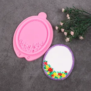 Vue détaillée d'un moule en silicone relief floral vintage et pièce artisanale terminée
