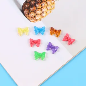 Primer plano de lazos de resina coloridos para manualidades DIY y decoración de pasteles.