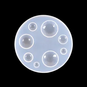 Vista dettagliata dello stampo in silicone con cavità rotonde per cabochon