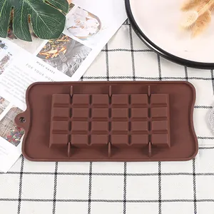 Dettaglio di uno stampo per cioccolato in silicone marrone con motivo a 24 cavità per la cottura