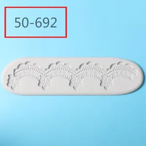 Vista dettagliata dello stampo in silicone a pizzo ondulato per decorazione di torte