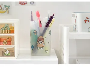 Autocollants PET de dessins animés mignons décorant un porte-stylo dépoli avec des stylos