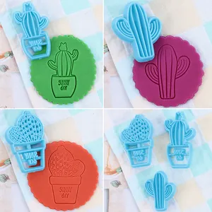 Detail van cactus fondantstempels met 'Sunny Day' gravure op gekleurd deeg en klei