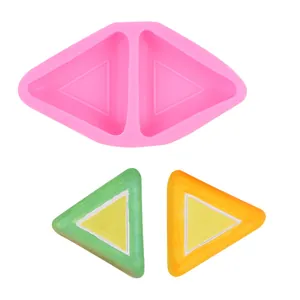 Detalle del molde de silicona rosa con manualidades triangulares verdes y naranjas