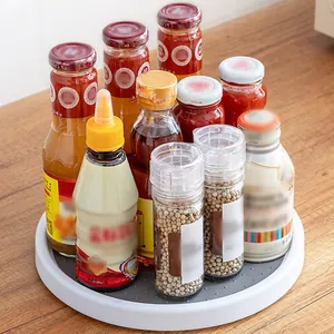 Détail d'un organisateur d'épices rotatif rempli de divers condiments de cuisine