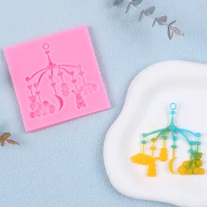 Dettaglio dello stampo in silicone con ciondolo mobile per neonati in resina.