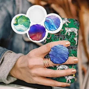 Vue macro détaillée d'un support de téléphone en résine DIY sur coque léopard chic