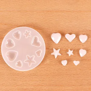 Dettaglio dello stampo in silicone fai-da-te per resina con ciondoli a cuore e stella.
