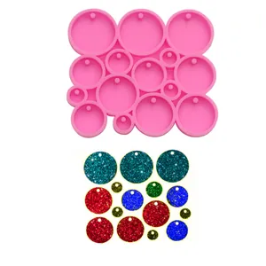 Stampo in silicone circolare per gioielli in resina con esempi di finiture glitterate.
